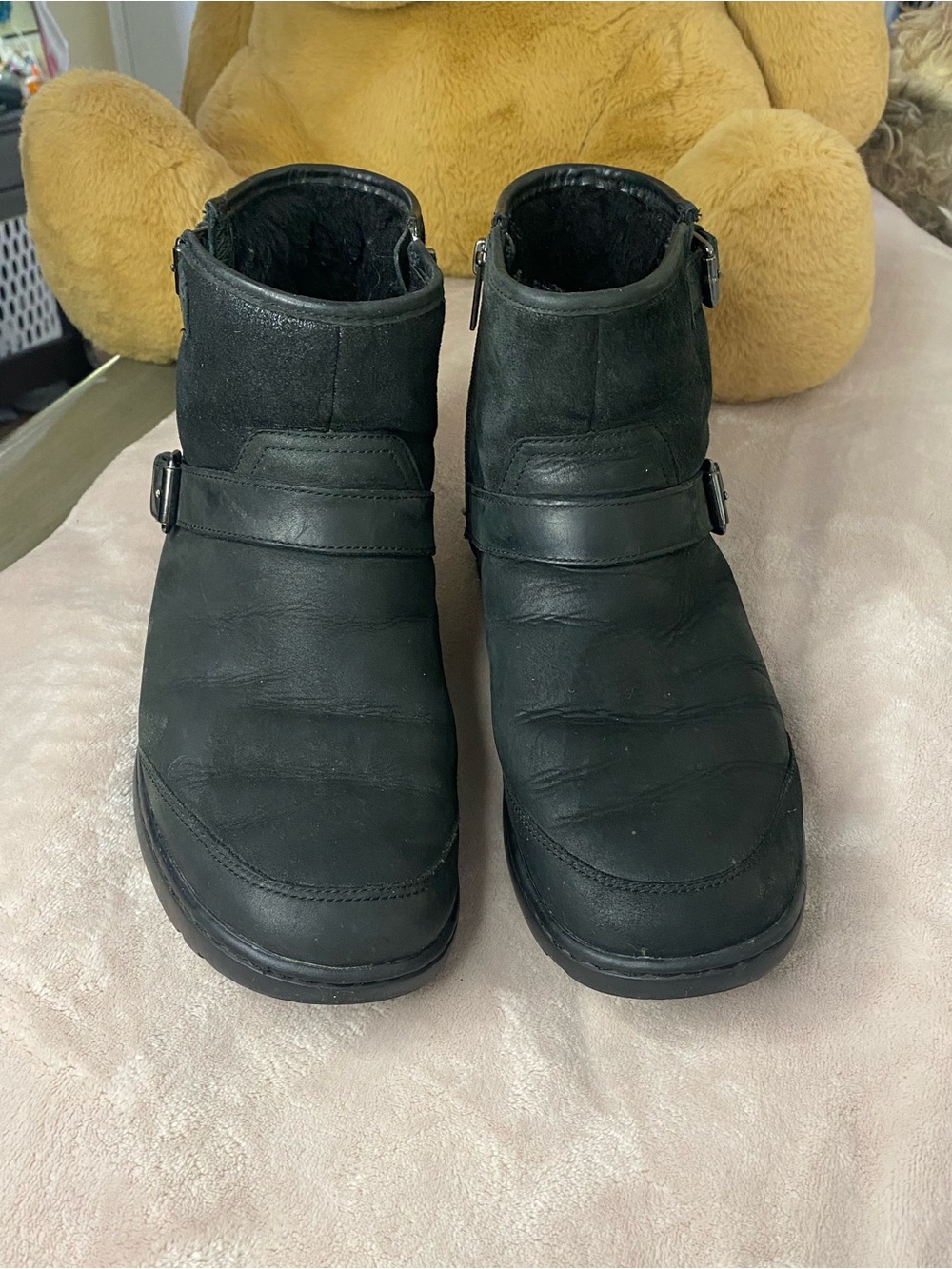 UGG Australia Dawn Black Short Leather Lug Sole Boots Women's Size 9